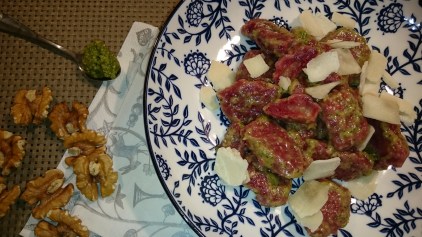 Rote-Rüben-Gnocchi-mit-Walnuss-Pesto