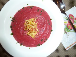 Rote-Rüben-Rote-Beete-Suppe-mit-frittiertem-Sellerie