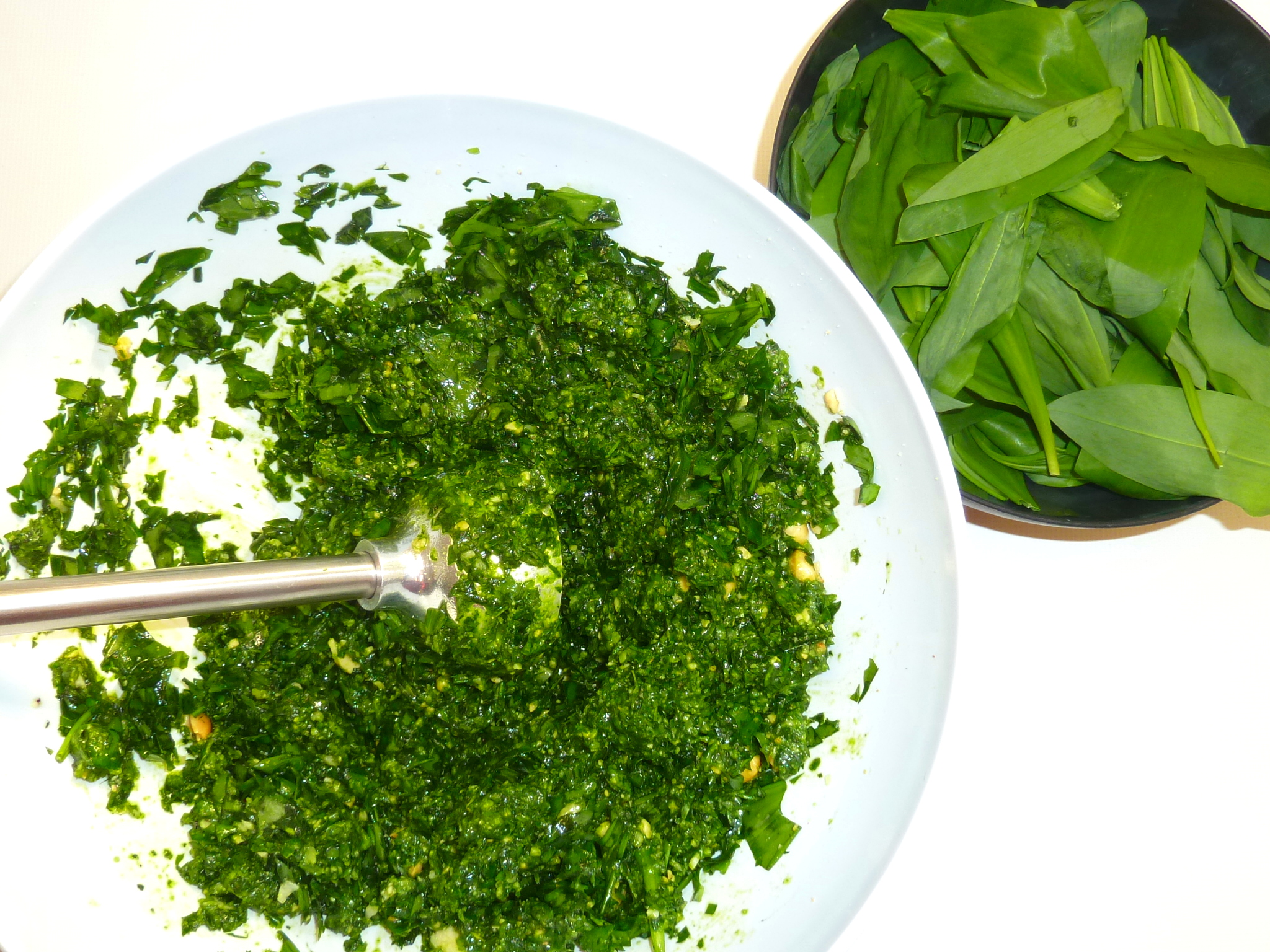 Bärlauchpesto beim Mixen